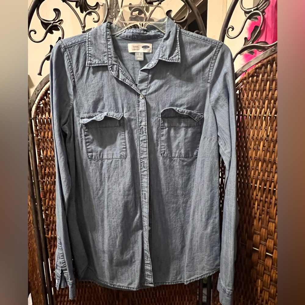 Button up jean shirt. Like new. Size S.,long sleeve